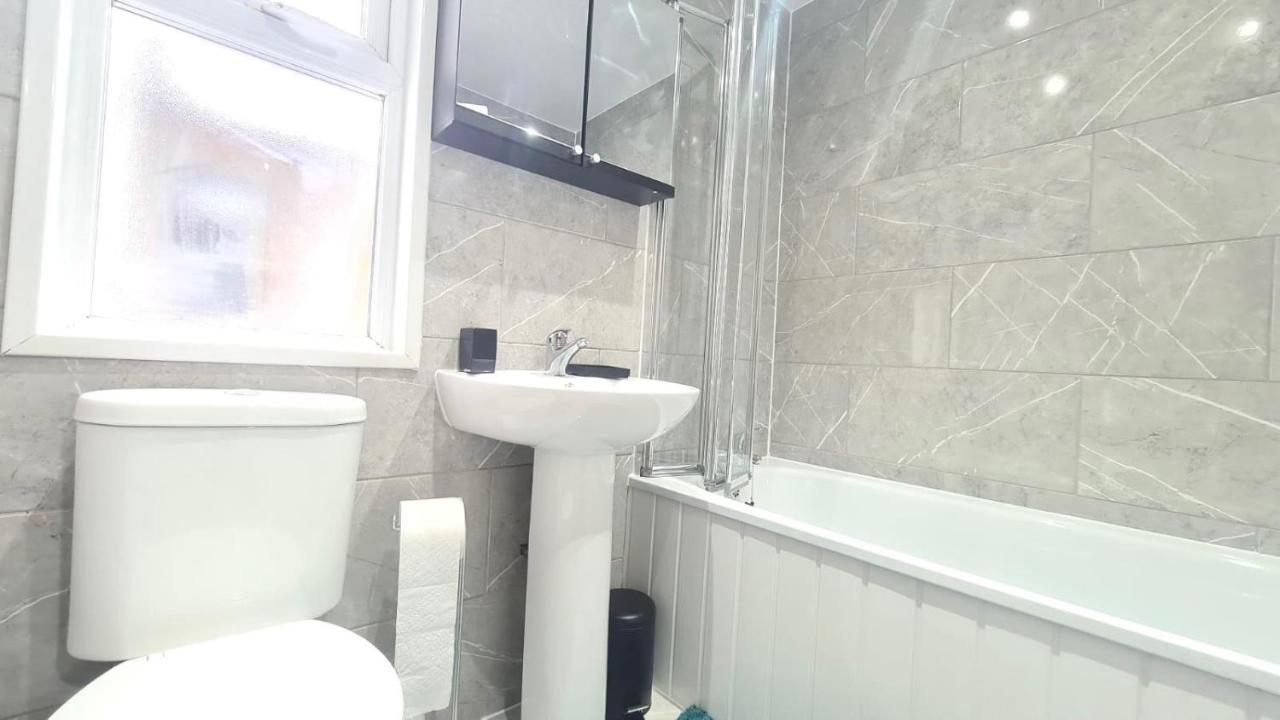 Spacious Private Room In Manor Park Лондон Екстер'єр фото